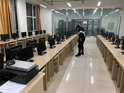 計(jì)算機(jī)學(xué)院學(xué)生黨員開展志愿服務(wù)活動(dòng)，用專業(yè)技能服務(wù)師生